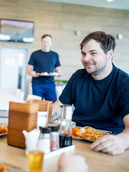 Kollegen essen zusammen in der Kantine