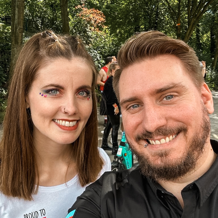 Benny und Alina vom Podcast "Zweisigartig"