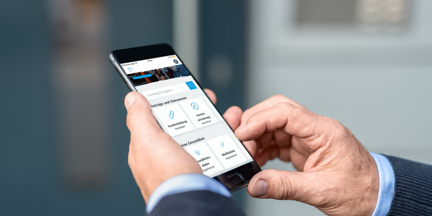 Versicherter nutzt die IKK classic-App