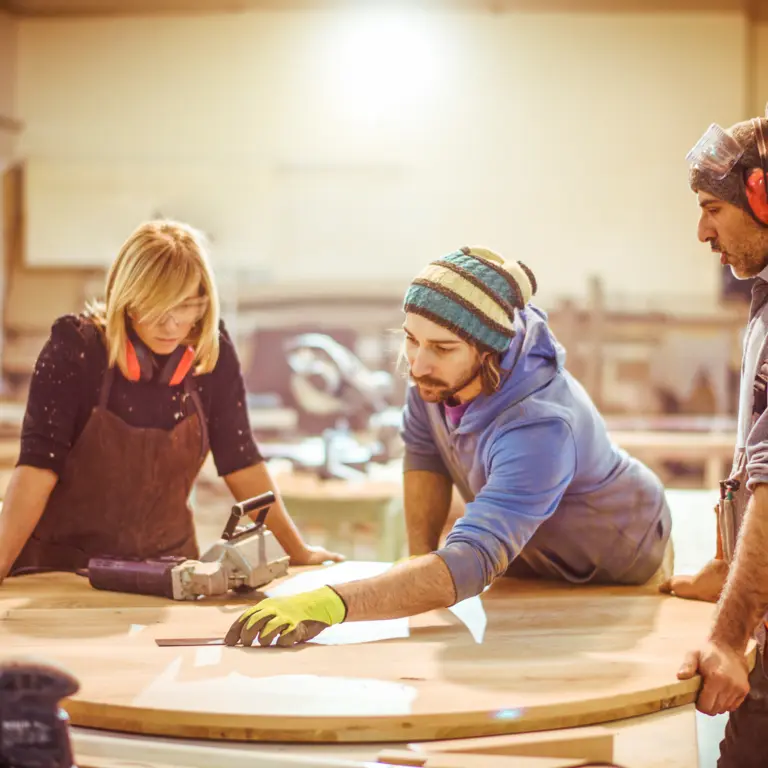 Handwerker bei der Arbeit mit Holz