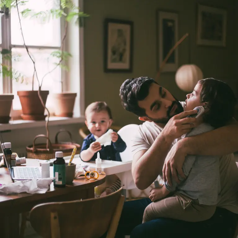 Vater mit zwei kranken Kindern Zuhause