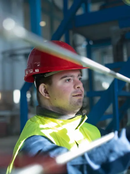 Mensch mit Behinderung bei seiner Arbeit in einer Werkstatt.