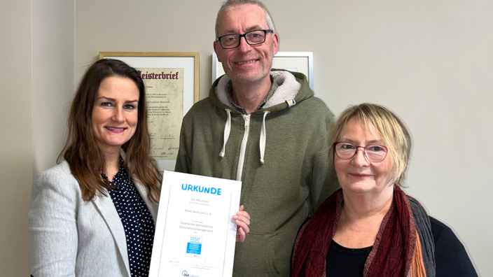 Gruppenfoto Übergabe Urkunde "Exzellentes Betriebliches Gesundheitsmanagement"