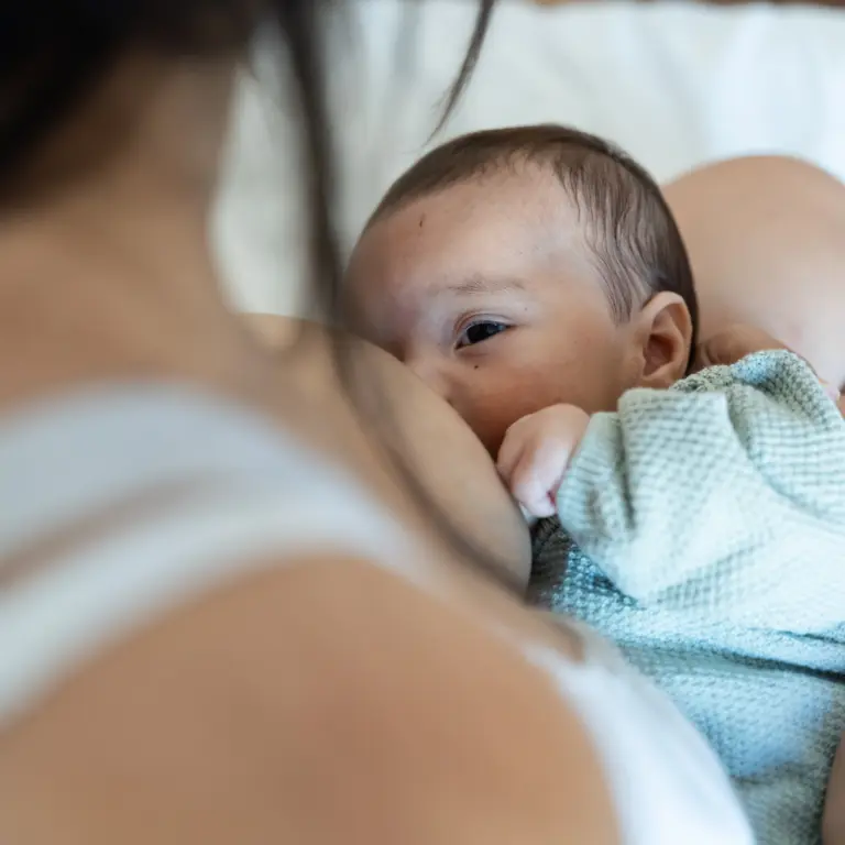 Baby wird von Mutter gestillt