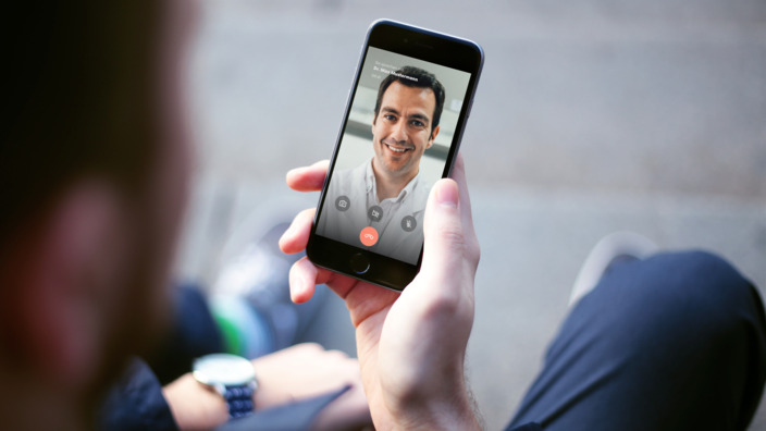 Frau nutzt TeleClinic-App