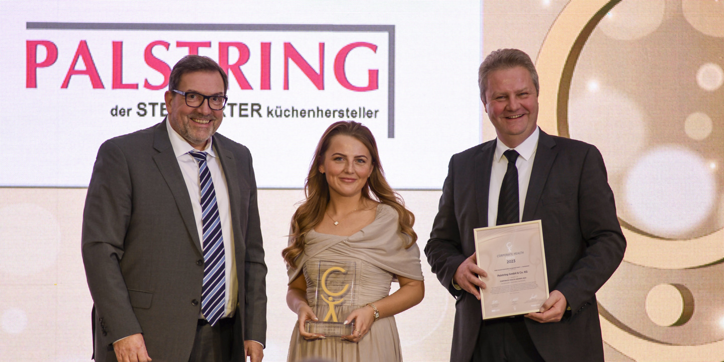 Die Firma Palstring bekommt den Corporate Health Award 2023 überreicht.