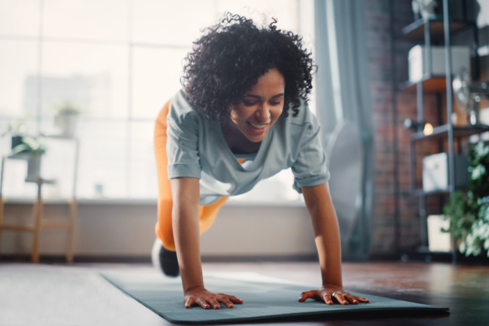 Frau, die ein Work-out macht