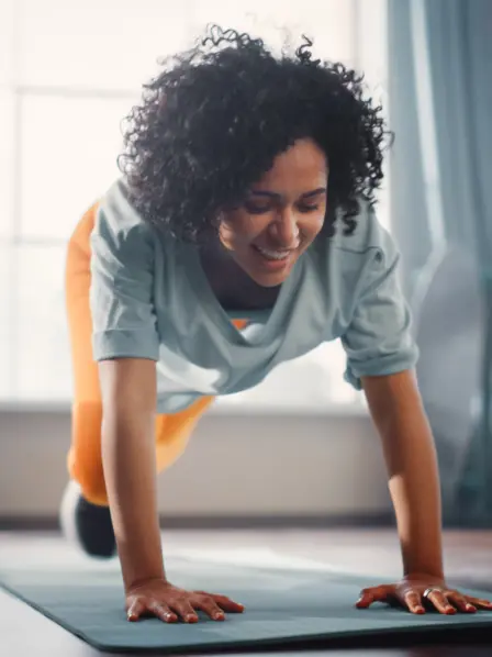 Frau, die ein Work-out macht