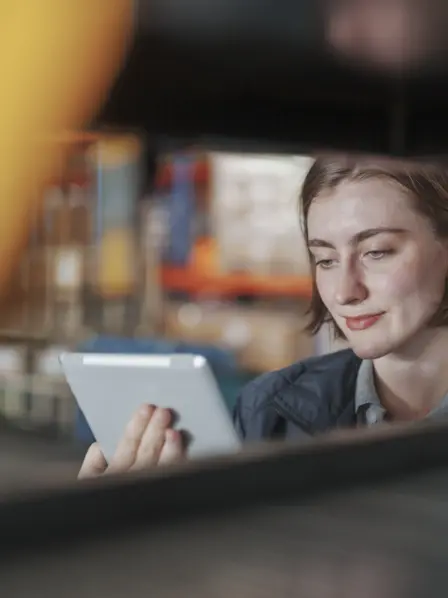 Frau mit einem Tablet in der Hand