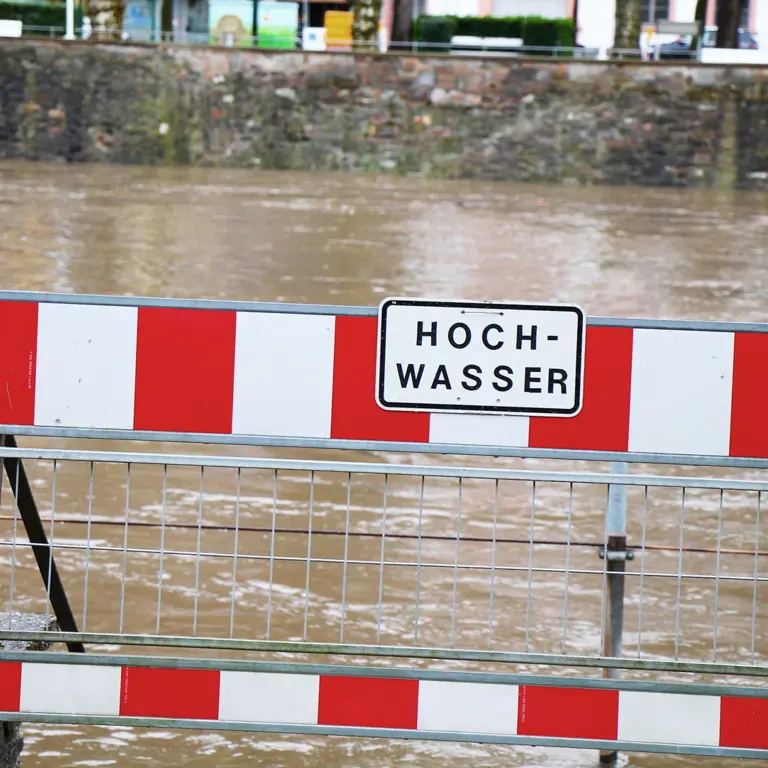 Sperrung eines Hochwassergebiets
