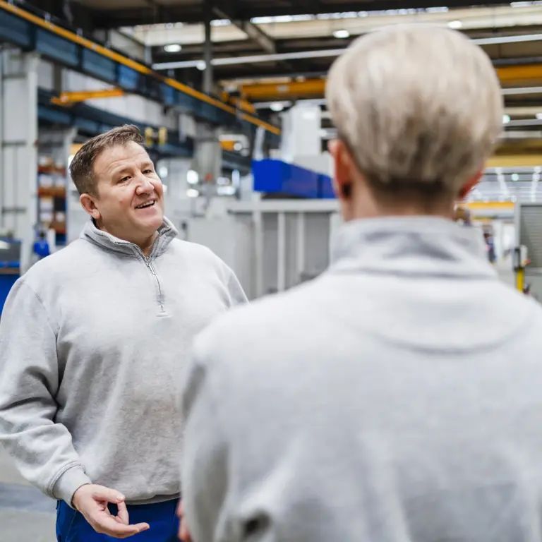 Männer unterhalten sich am Arbeitsplatz