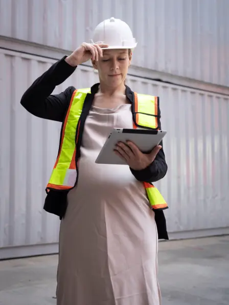 Schwangere Frau bei der Arbeit 