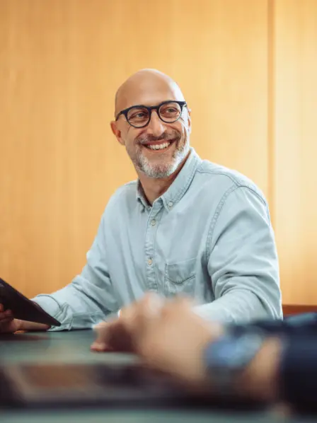 Lächelnder Mann mit Brille