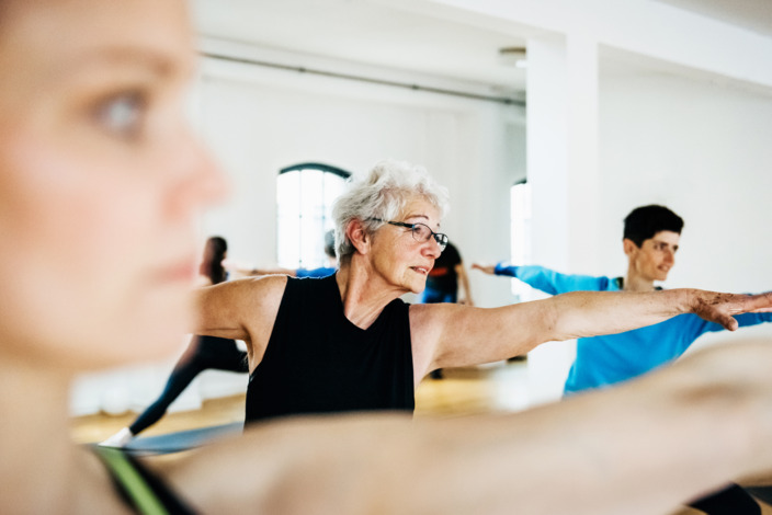 Eine Gruppe Frauen macht Yoga-Übungen. 