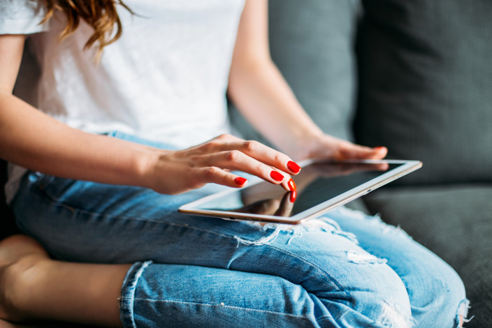 Frau tippt auf Tablet