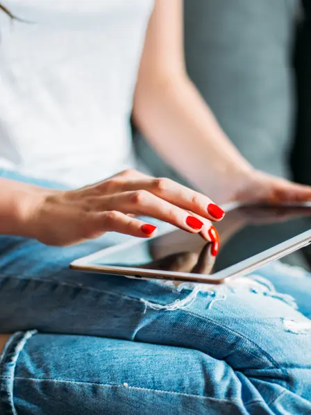 Frau tippt auf Tablet