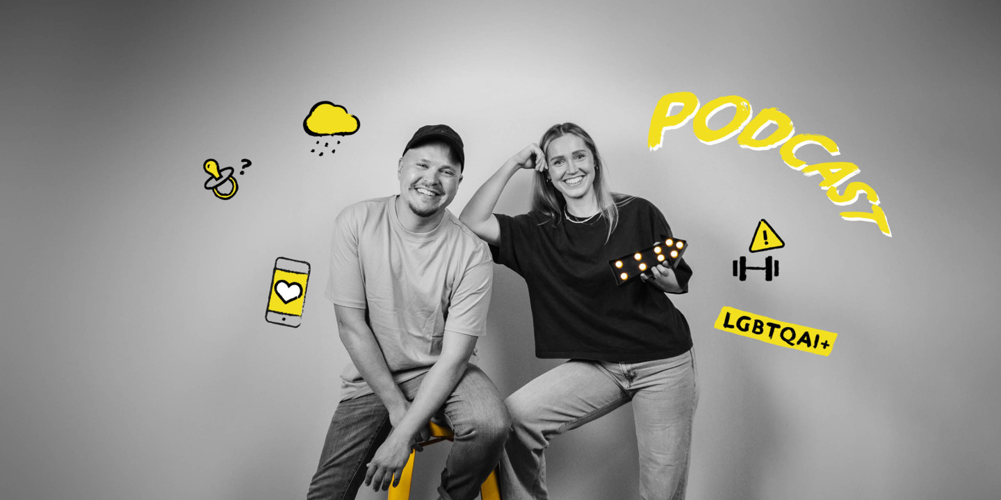 Vivi und Marco stehen vor einer grauen Wand umgeben von Icons. 