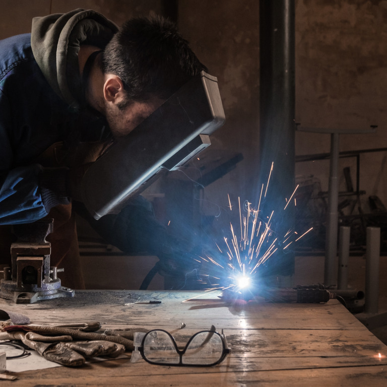 Metallbauer beim Schweißen