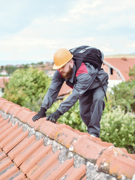 Ein Dachdecker bei der Arbeit