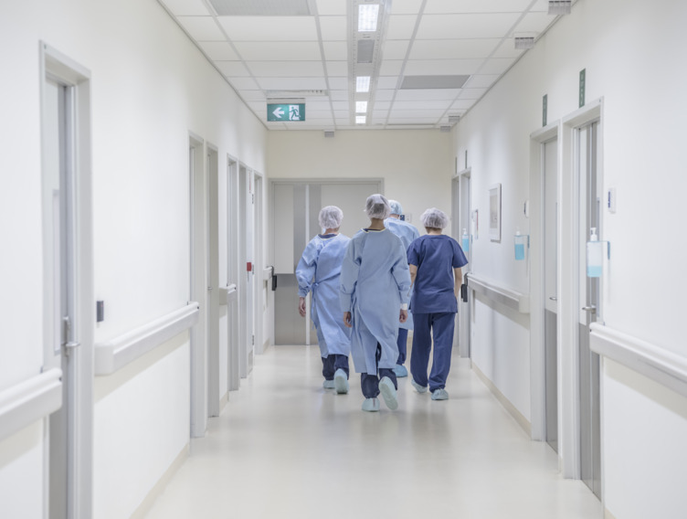 Krankenhauspersonal läuft den Flur im Krankenhasu entlang