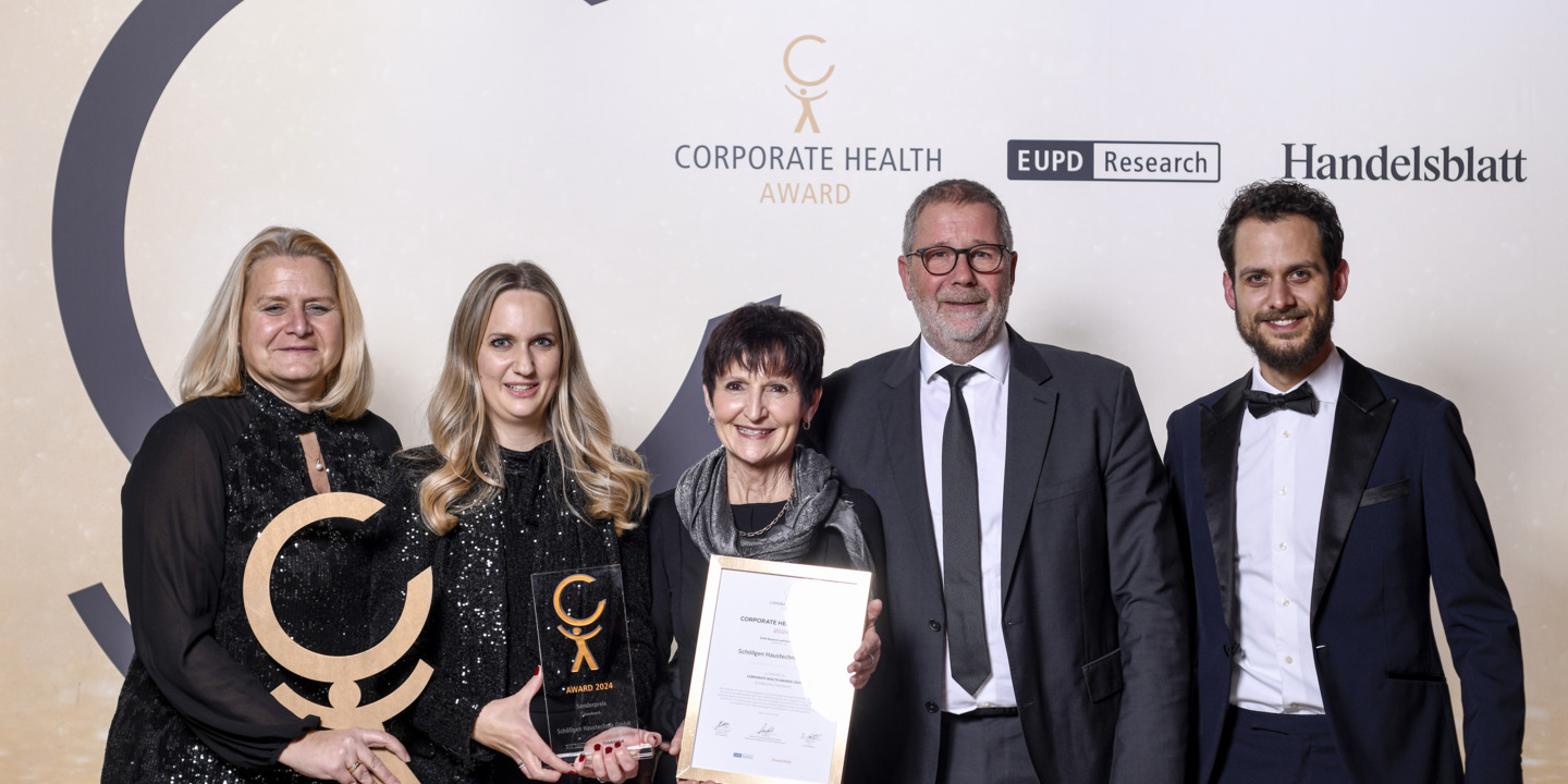 Die Firma Schöllgen bekommt den Corporate Health Award 2023 überreicht.