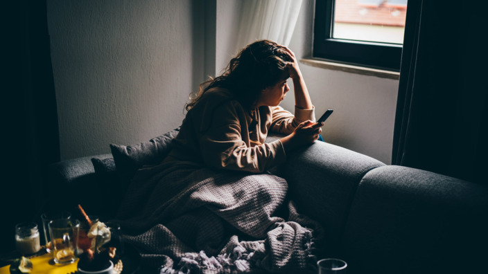 Junge Frau sitzt vor dem Fenster