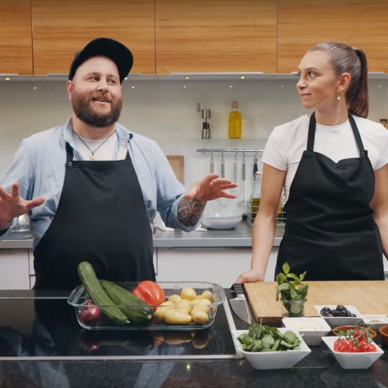 Koch Phillip Zitterbart und Spenglermeisterin Jenni bereiten in der Küche eine gesunde Mahlzeit vor. 