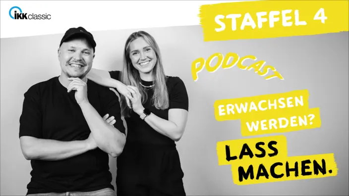 Viviane und Marco stehen gemeinsam vor einer grauen Wand. 