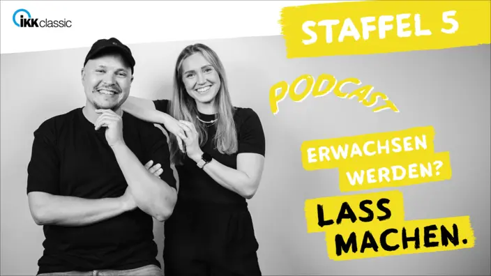 Viviane und Marco stehen gemeinsam vor einer grauen Wand. 