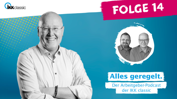 Moderator Kay Holm mit Gästen aus Folge 14 auf blauem Hintergrund