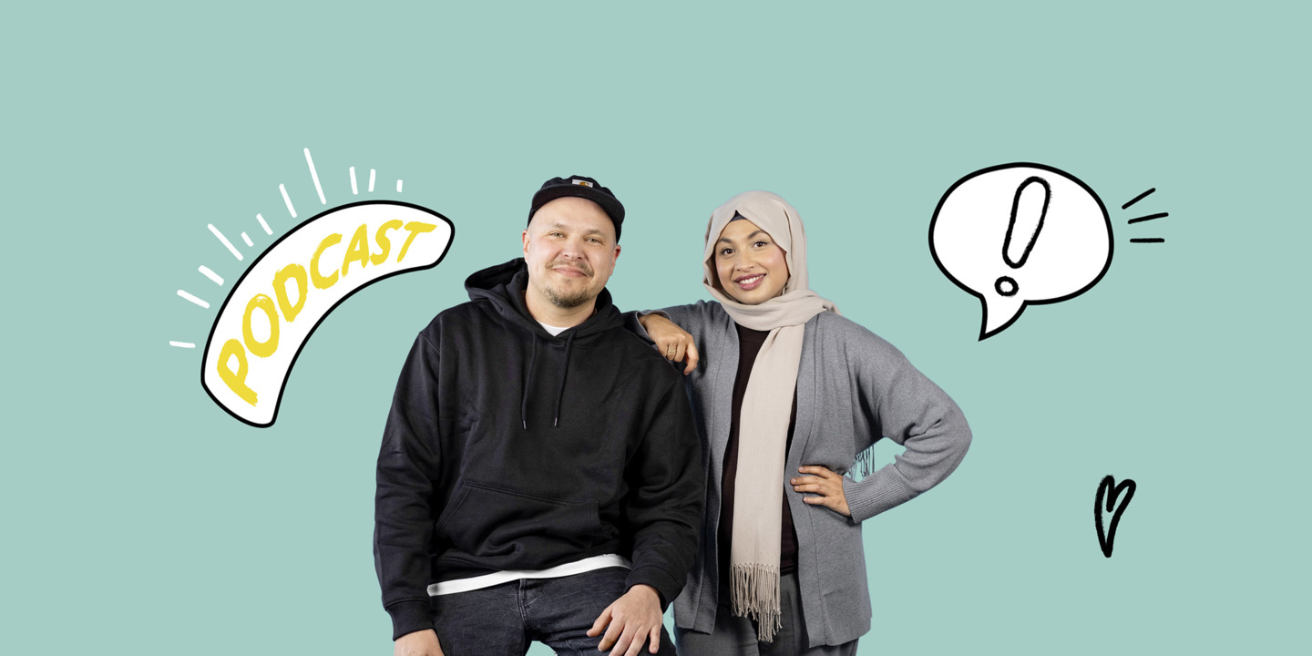 Urooba und Marco stehen nebeneinander von illustrierten Icons umgeben.