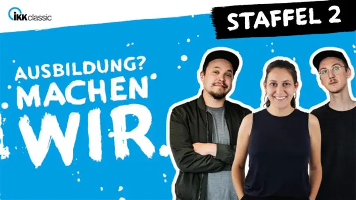 Marco, Luca und Sarah stehen zusammen vor einem blauen Hintergrund. 