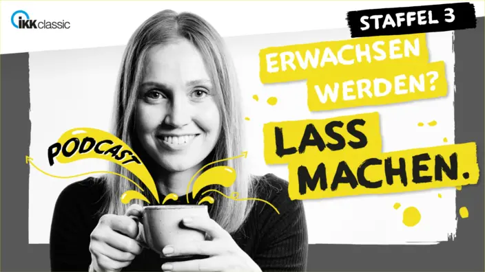 Vivi hält eine Tasse in beiden Händen und lächelt. 