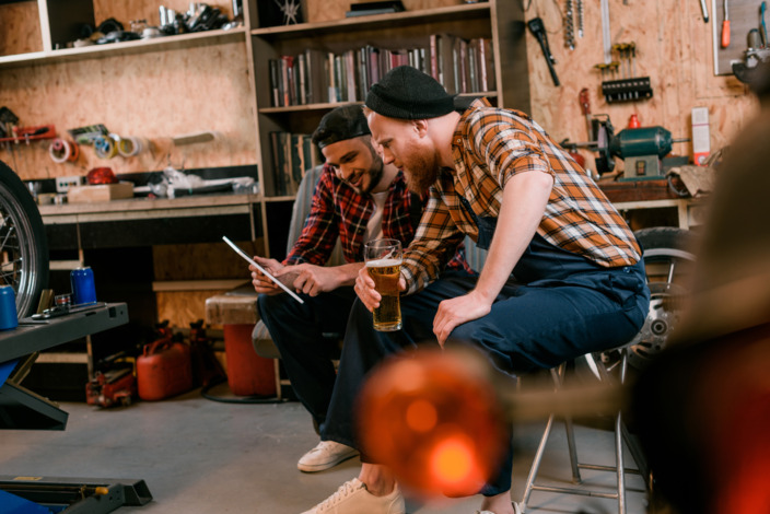 Männer trinken Bier auf der Arbeit
