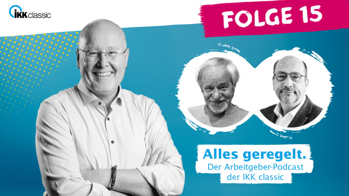 Moderator Kay Holm mit Gästen aus Folge 15 auf blauem Hintergrund
