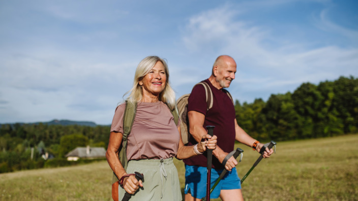 Ein älteres Paar ist in der Natur wandern.