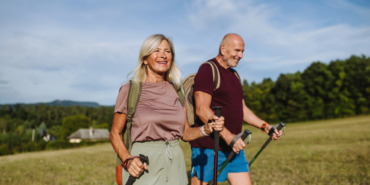 Älteres Paar ist in der Natur wandern.