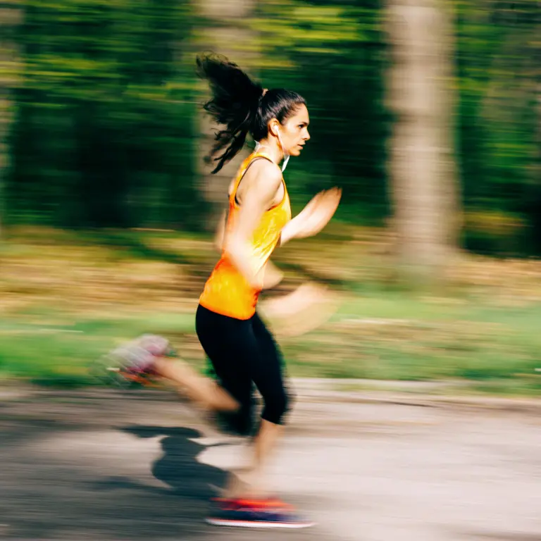 Ein Frau joggt im Wald