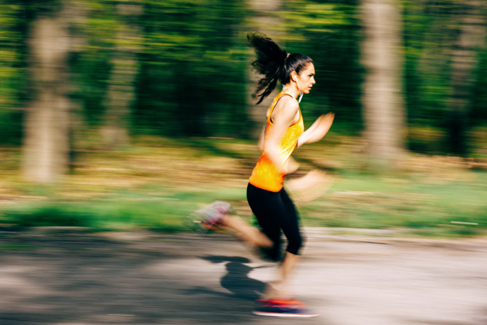 Ein Frau joggt im Wald