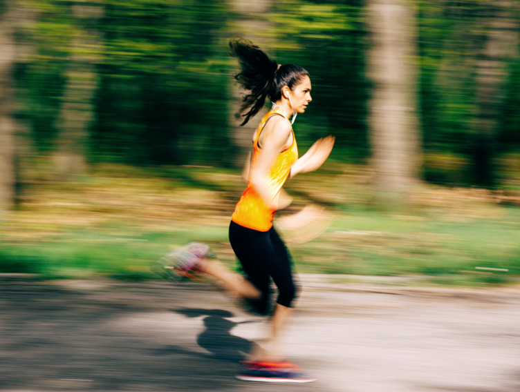 Ein Frau joggt im Wald