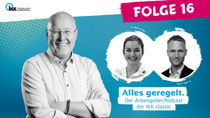 Moderator Kay Holm mit Gästen aus Folge 16 auf blauem Hintergrund