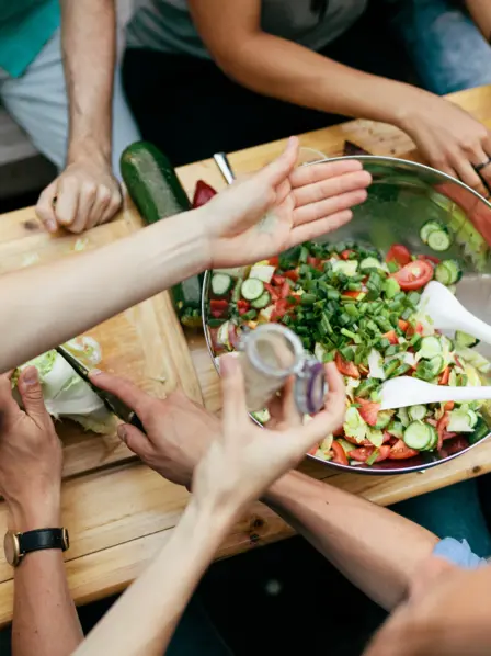 Freunde beim gemeinsamen Essen im Garten
