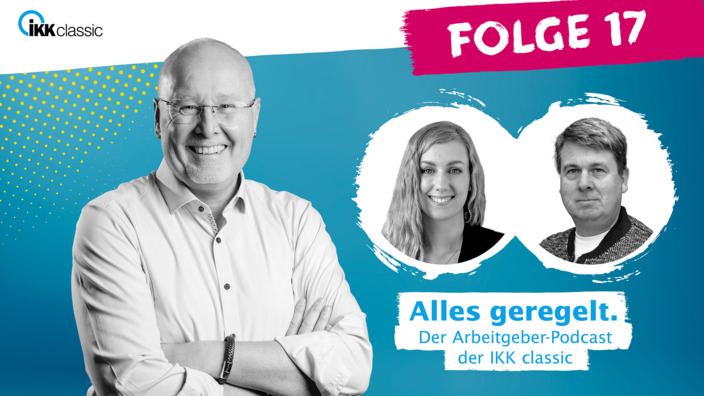 Moderator Kay Holm mit Gästen aus Folge 17 auf blauem Hintergrund