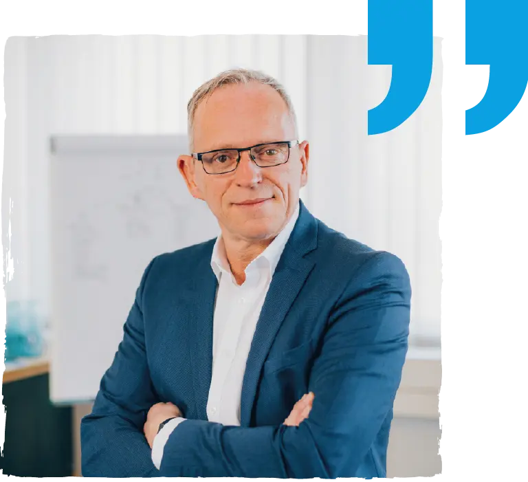 Stefan Schellberg mit verschränken Armen in einem blauen Jackett.