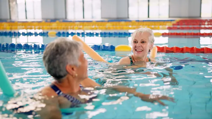 Zwei ältere Damen schwimmen in einem Schwimmbad