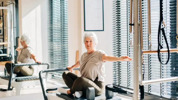 Ältere Dame beim Pilates