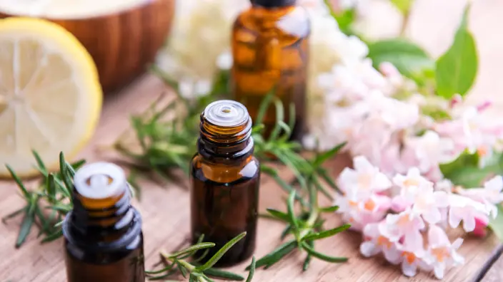 Fläschchen mit verschiedenen Aroma-Ölen
