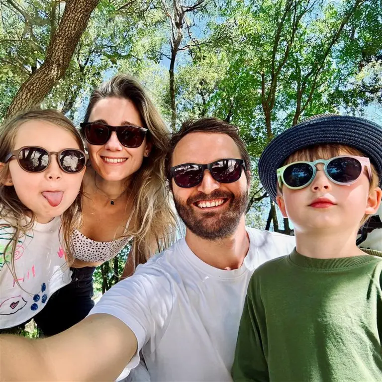 Porträt von Katrin Schütze und ihrer Familie