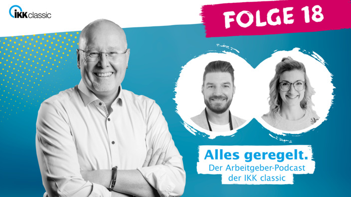 Moderator Kay Holm mit Gästen aus Folge 18 auf blauem Hintergrund