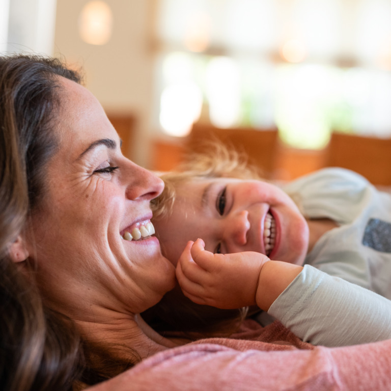 Mutter und Kind entspannen gemeinsam auf der Couch